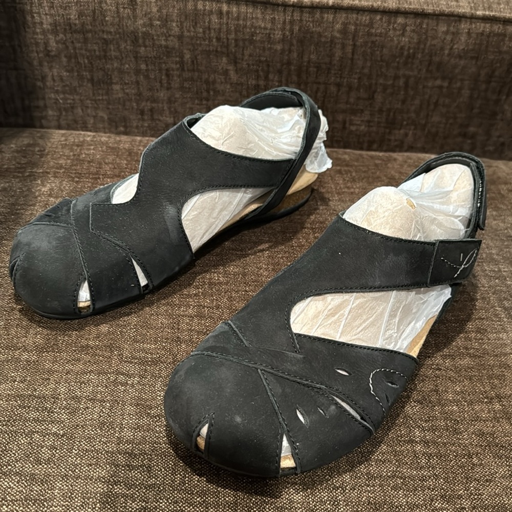 New 11W Black Earth Birdine Sandals